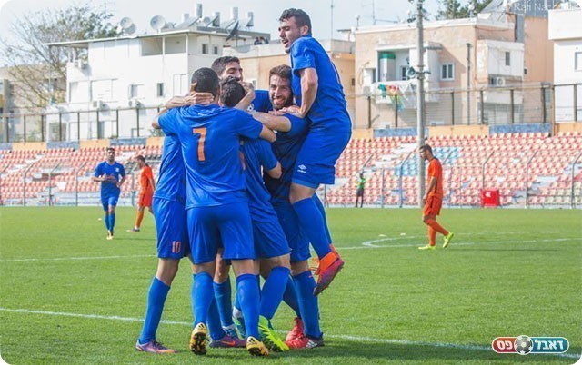 שחקני נס ציונה חוגגים בשכונת התקווה (רפי נחמיאס)